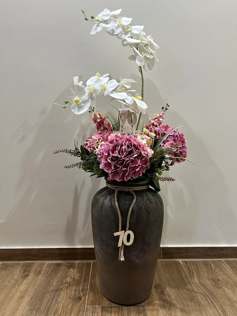 Padlóváza örök virágokkal